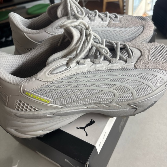 Puma Light Gray Sneakers with Yellow Accent - PUMA SPIREX X PLEASURES - Picture 4 of 12